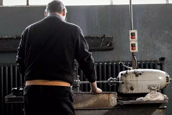 Machine de decolletage centenaire Le décolletage avait pour but le travail de pièces simples tournées : c’était une technologie particulièrement adaptée à la fabrication de visserie et de boulonnerie.