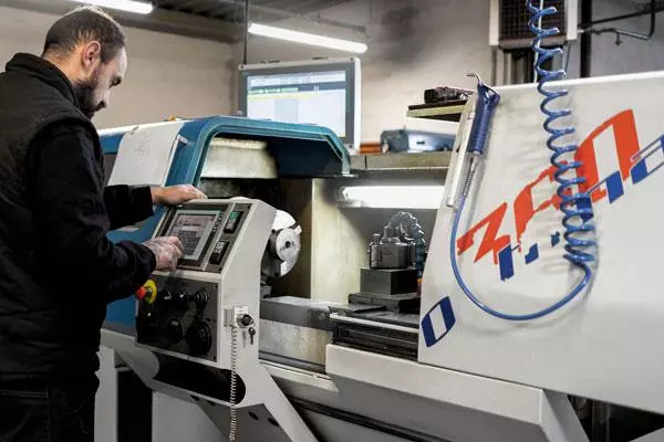 Machine automatisée pour décolleter Des machines automatiques permettent de bénéficier d'un rendement le plus optimal possible, associant : Haute précision Productivité très élevée, baisse coût de fabrication.